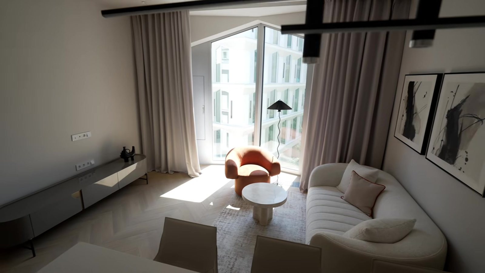 Living room первой квартиры в светлом минимализме