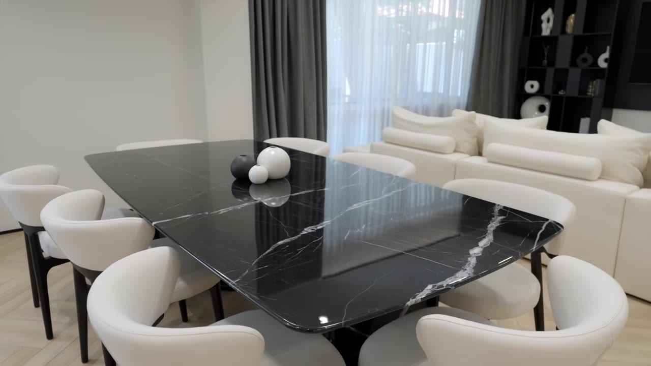 Table in natural marble