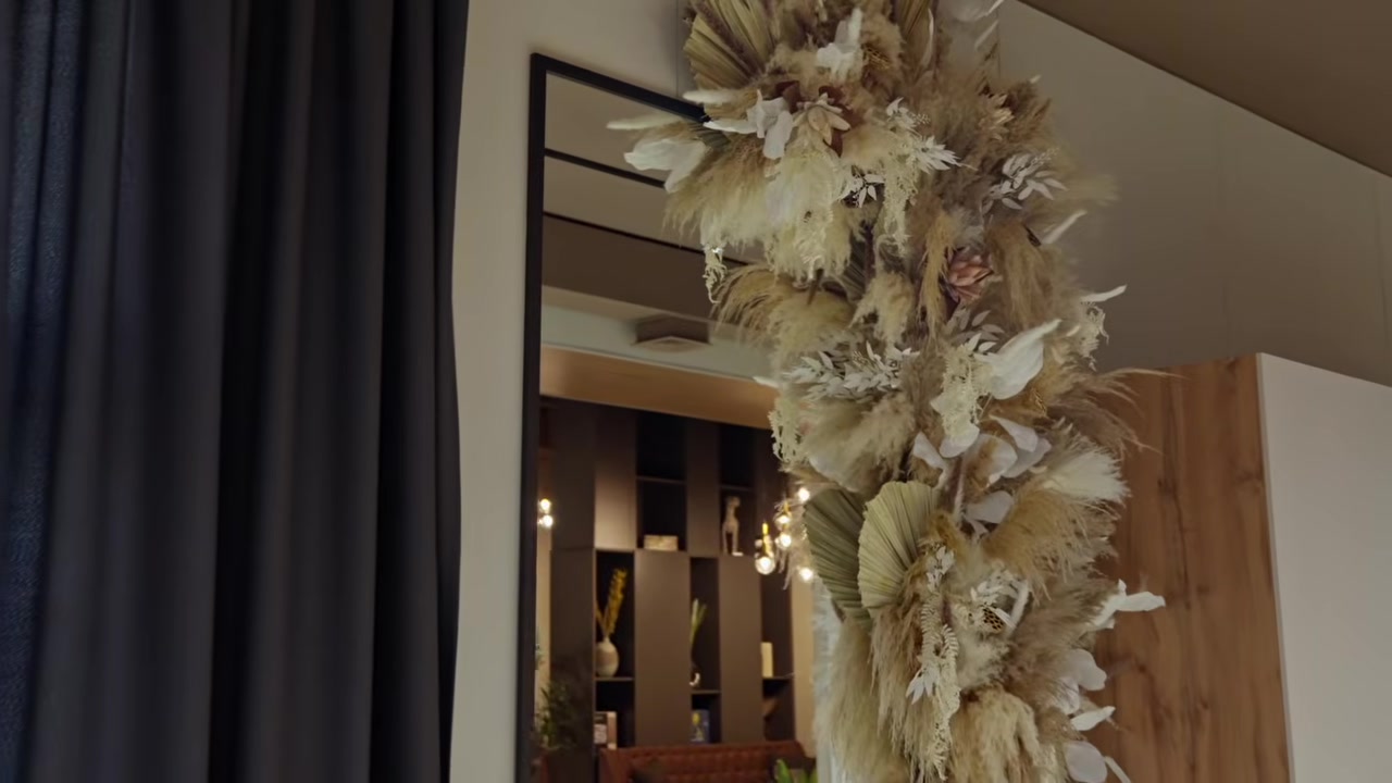 Entrance area with décor