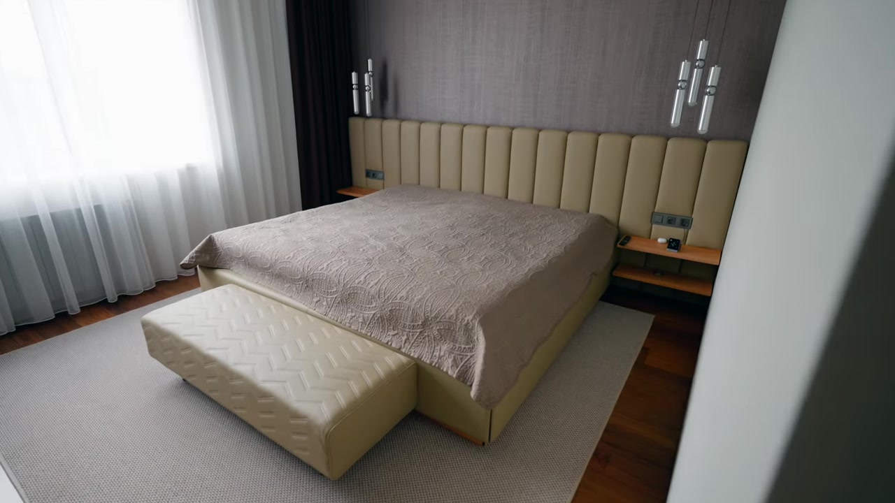 Bedroom with a leather bed