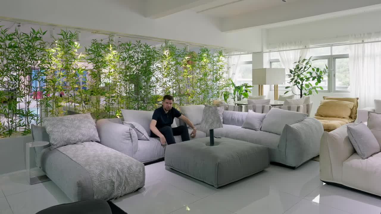 Шоурум уличной of furniture в Китае: modular диваны в светлом зале