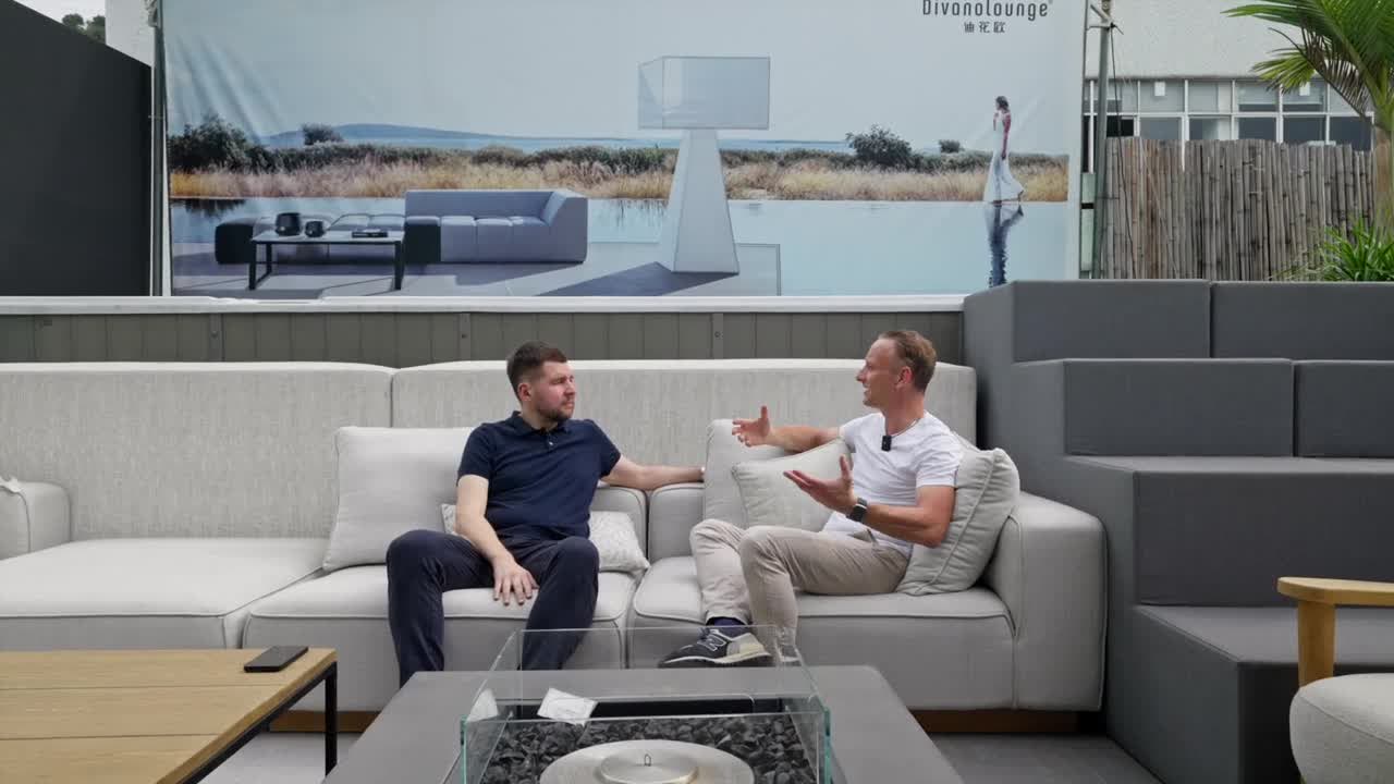 Kirill Levin и директор по продажам фабрики уличной of furniture в Китае