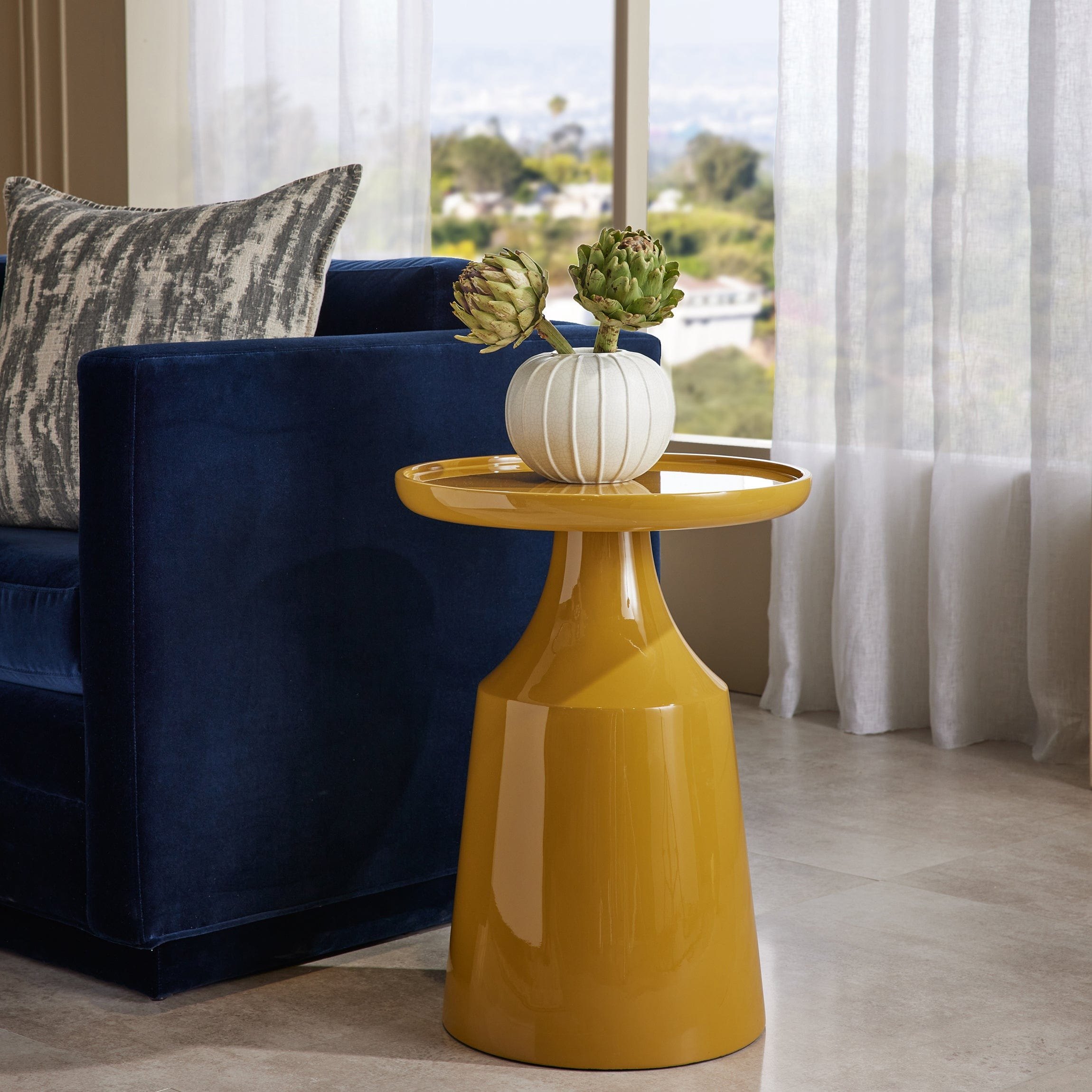 Corner table Arteriors Home Turin в интерьере