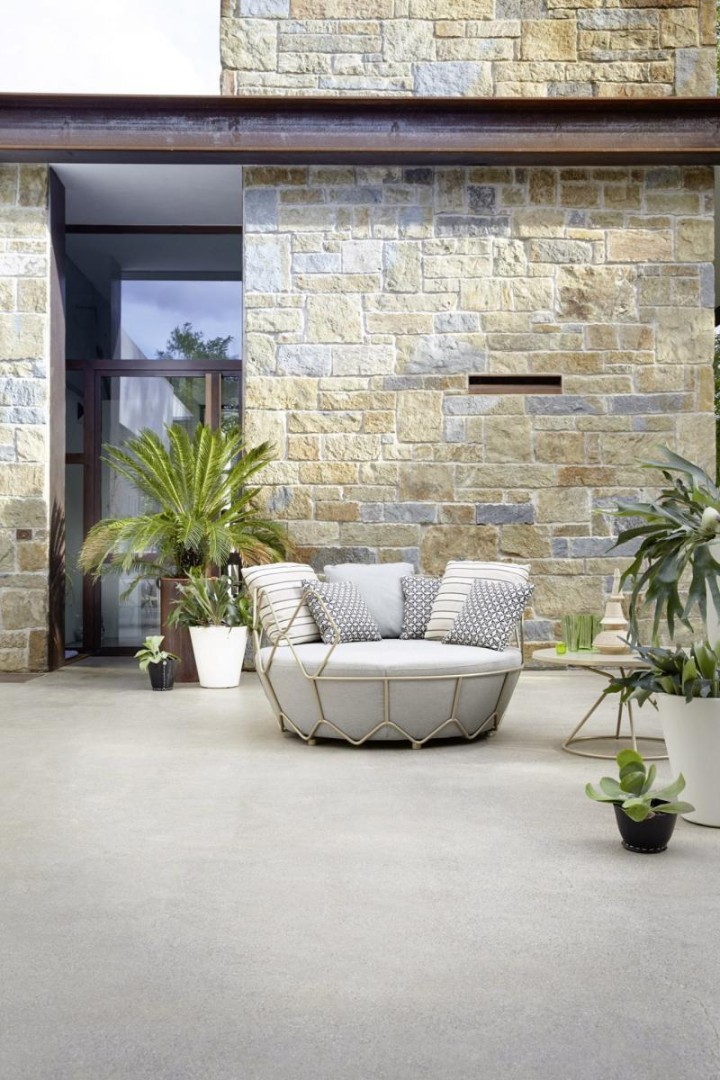 Roberti Rattan Gravity outdoor sofa в интерьере
