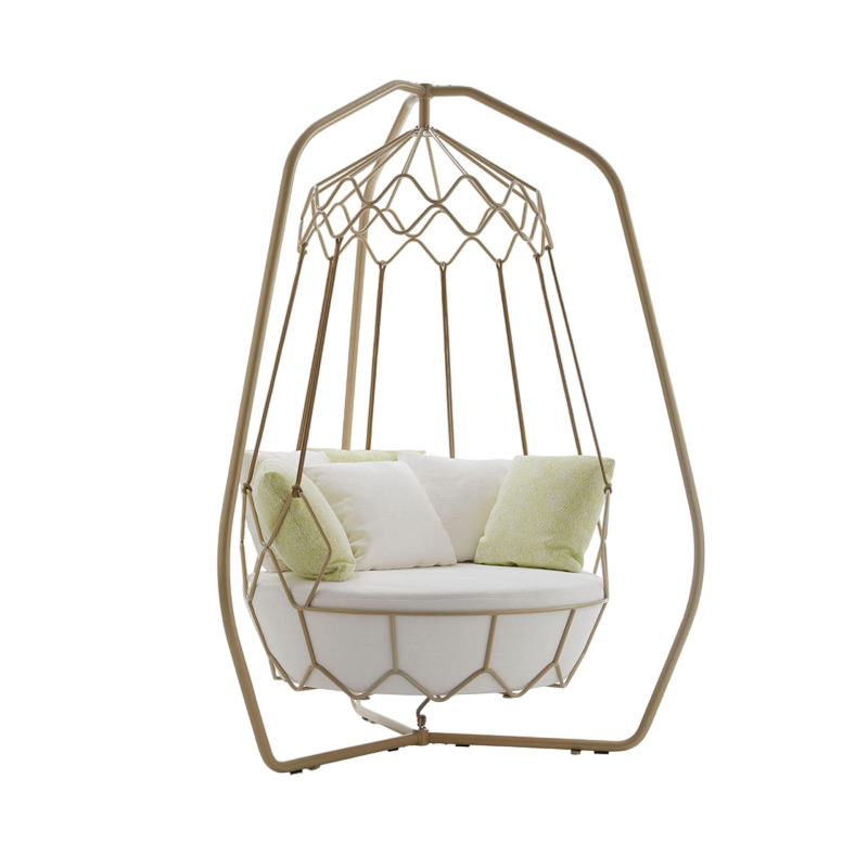 Roberti Rattan Gravity outdoor swing chair в интерьере