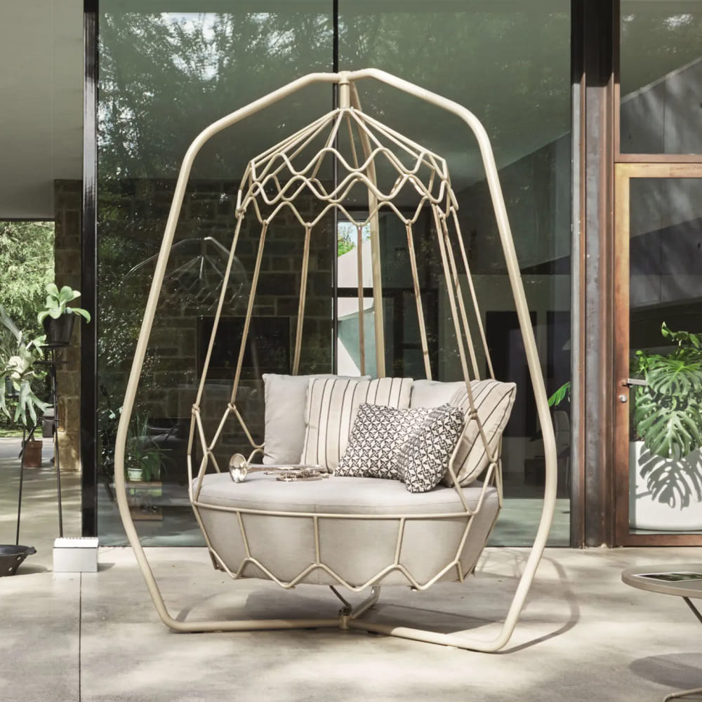 Roberti Rattan Gravity outdoor swing chair в интерьере