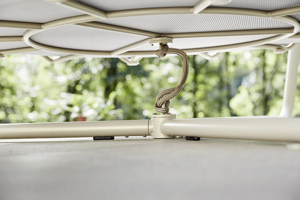 Roberti Rattan Gravity outdoor swing chair в интерьере