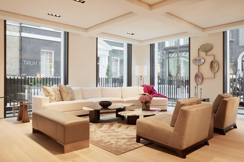 Holly Hunt Madagascar coffee table в интерьере