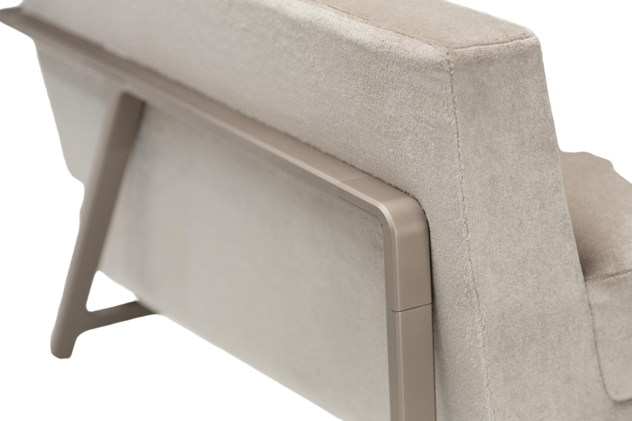 Holly Hunt Stilt Coupe Armchair в интерьере