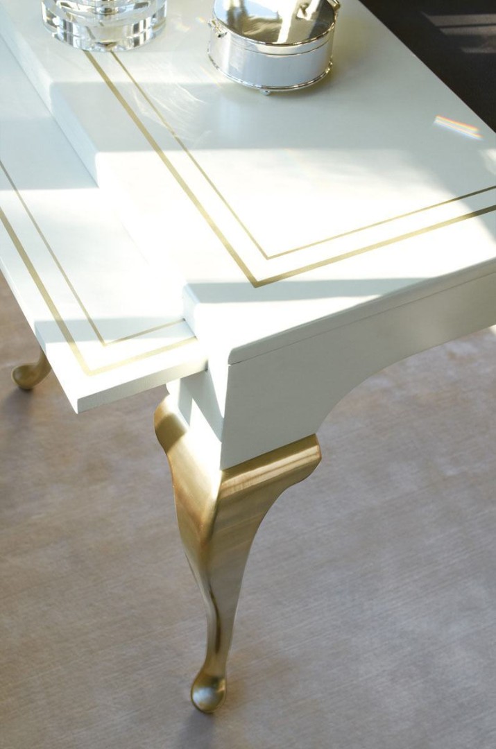 Caracole French Lines Dressing Table в интерьере