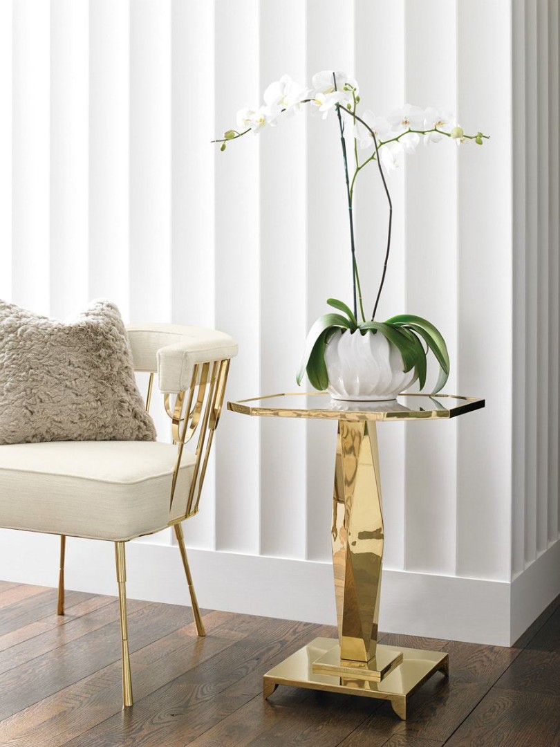 Caracole Put On A Pedestal Corner Table в интерьере