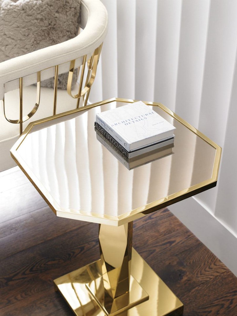 Caracole Put On A Pedestal Corner Table в интерьере