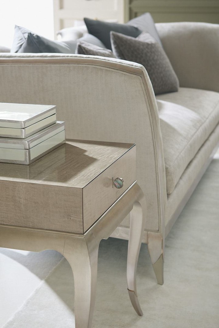 Caracole End Style Corner Table в интерьере