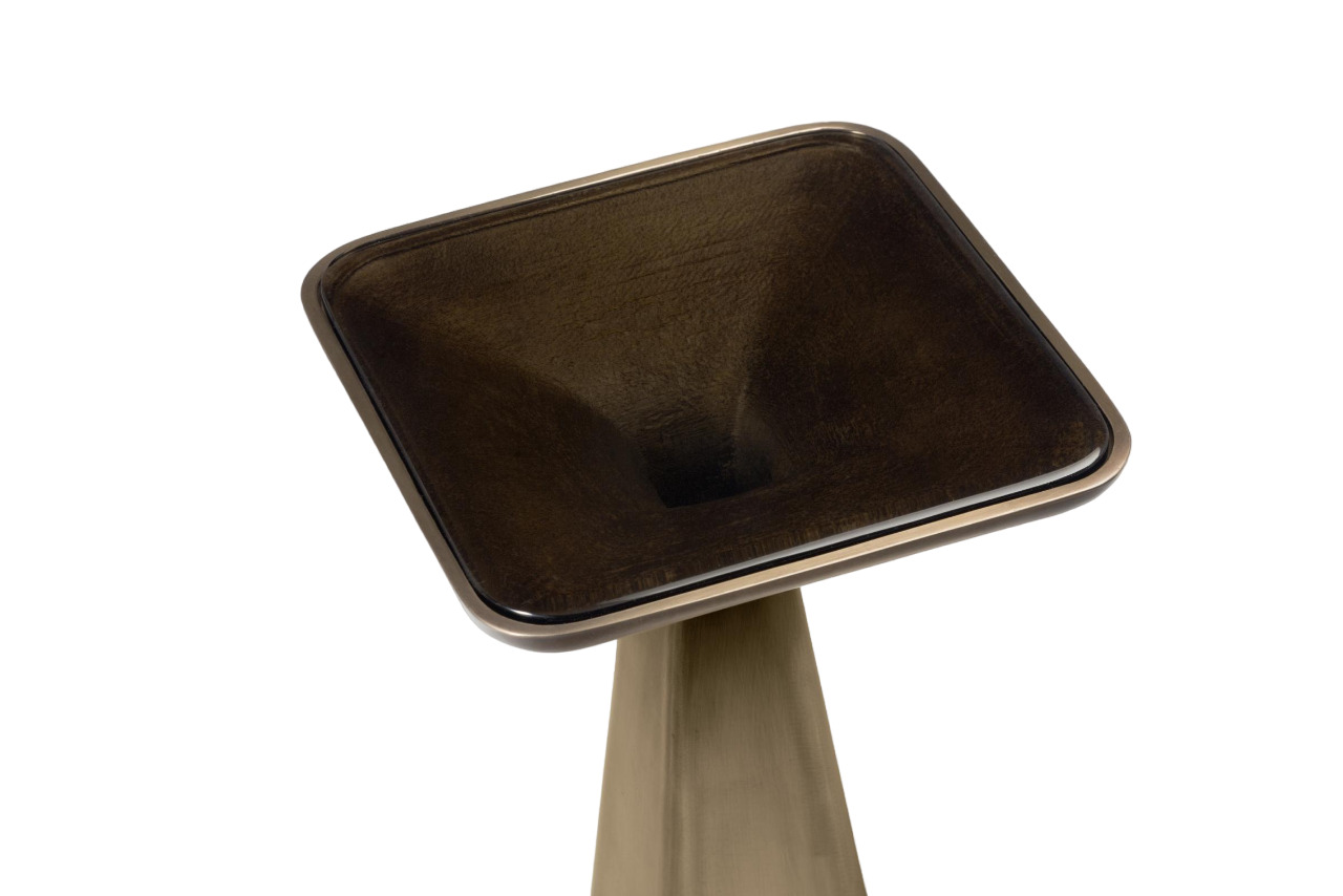 Holly Hunt Goblet Corner Table в интерьере