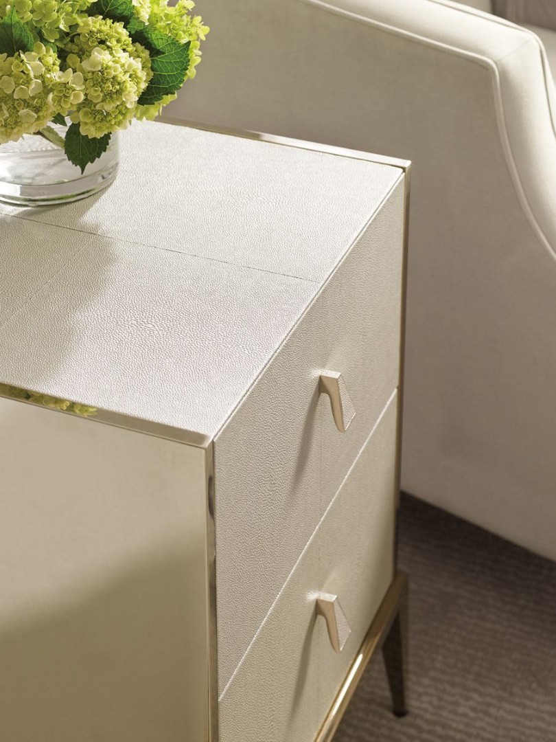 Caracole Chic All Over Corner Table в интерьере