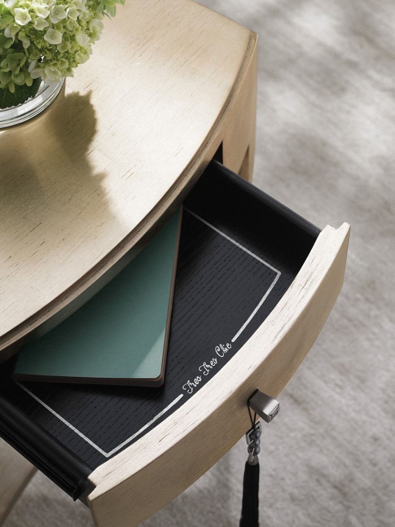 Caracole Tres Tres Chic Corner Table в интерьере