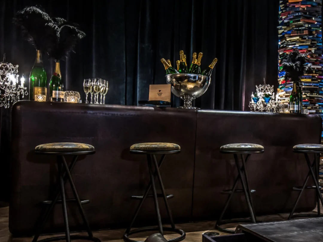 Timothy Oulton Joker bar stool в интерьере