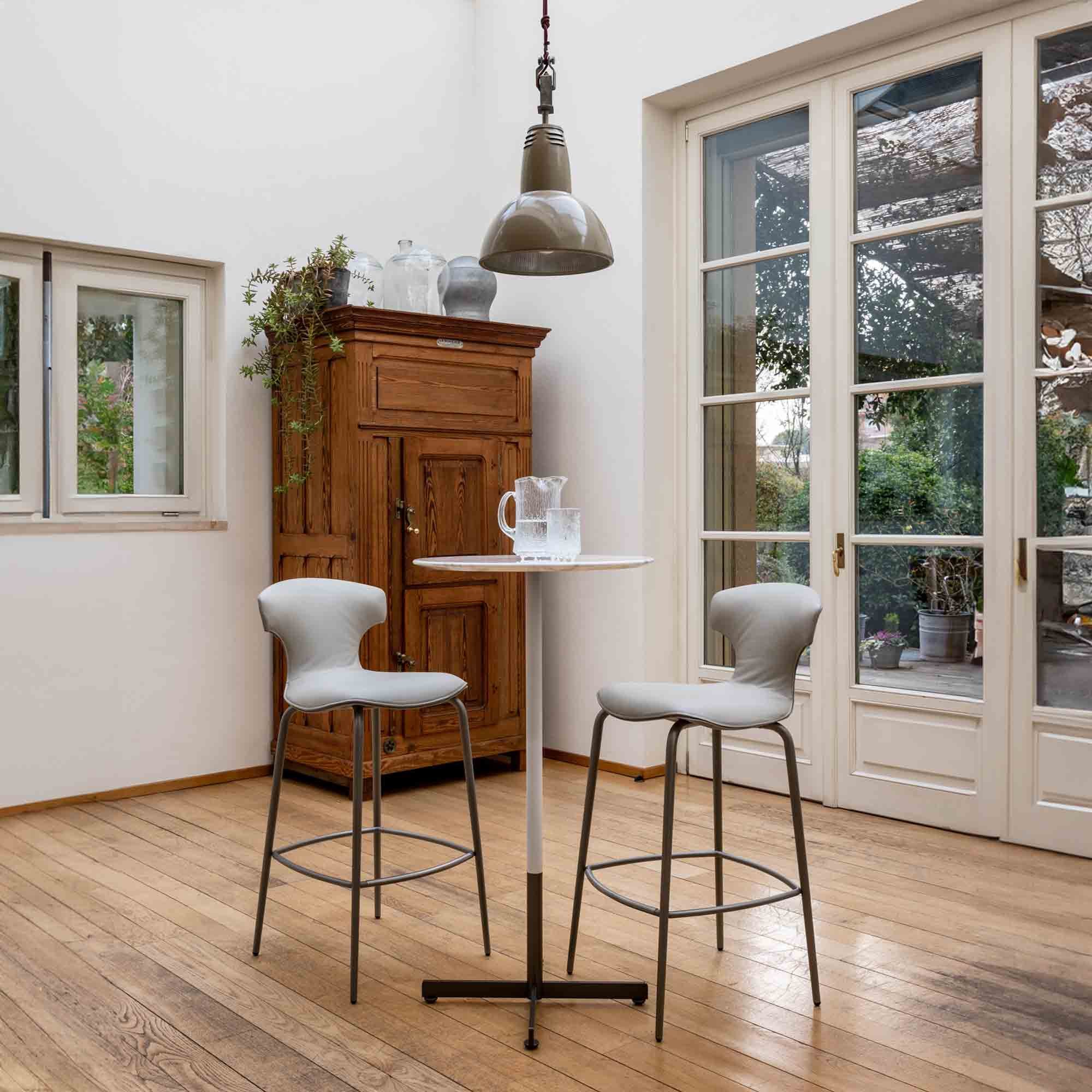 Bar stool Poltrona Frau Montera в интерьере