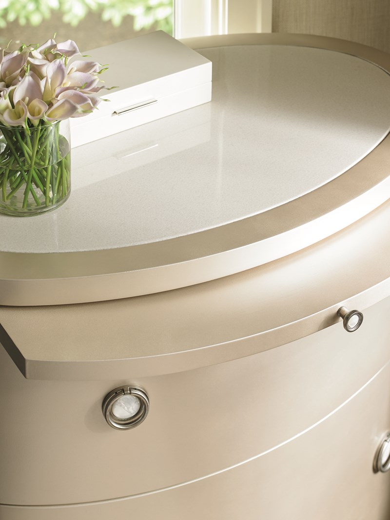 Caracole Pearl Drop Bedside Cabinet в интерьере
