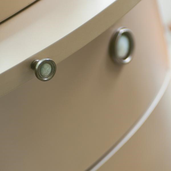 Caracole Pearl Drop Bedside Cabinet в интерьере