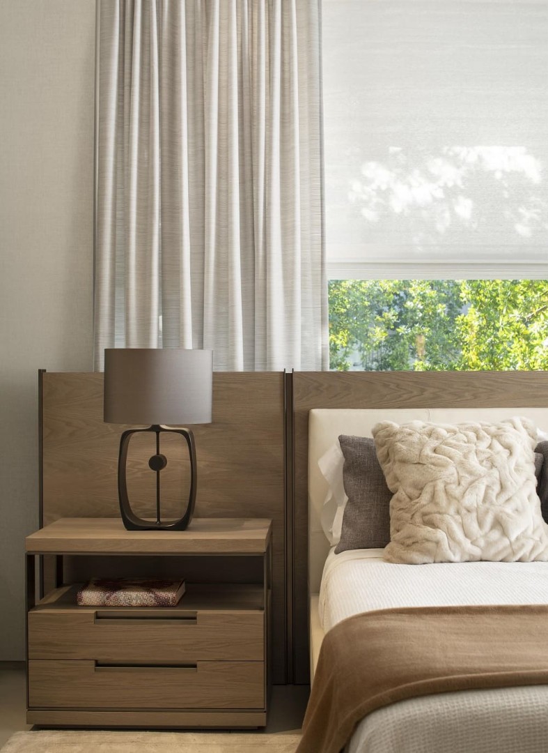 Holly Hunt Fortis bedside cabinet в интерьере