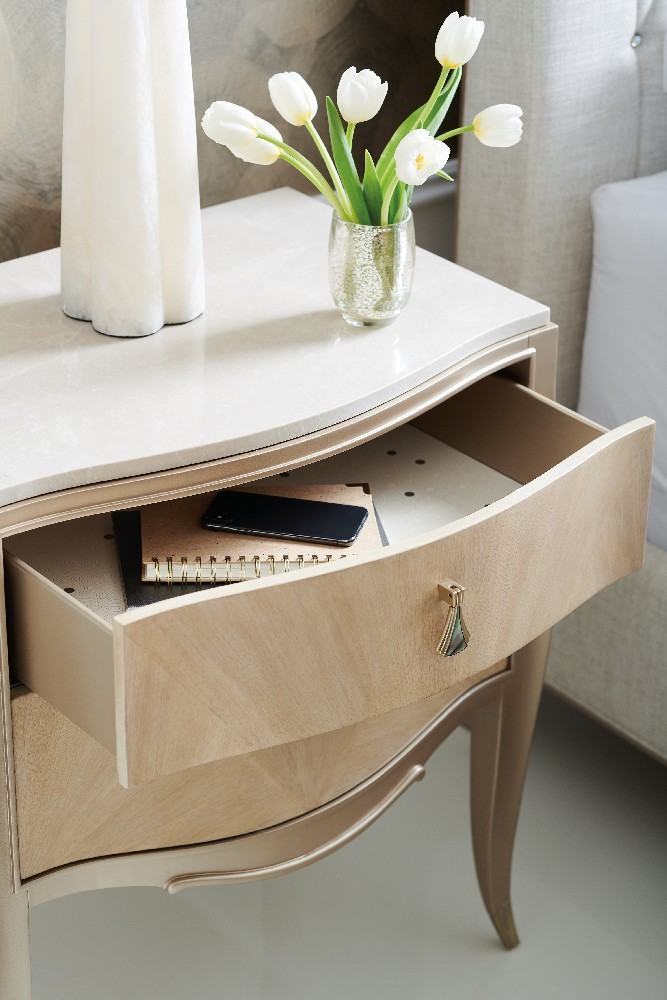 Caracole Fan Club Bedside Table в интерьере