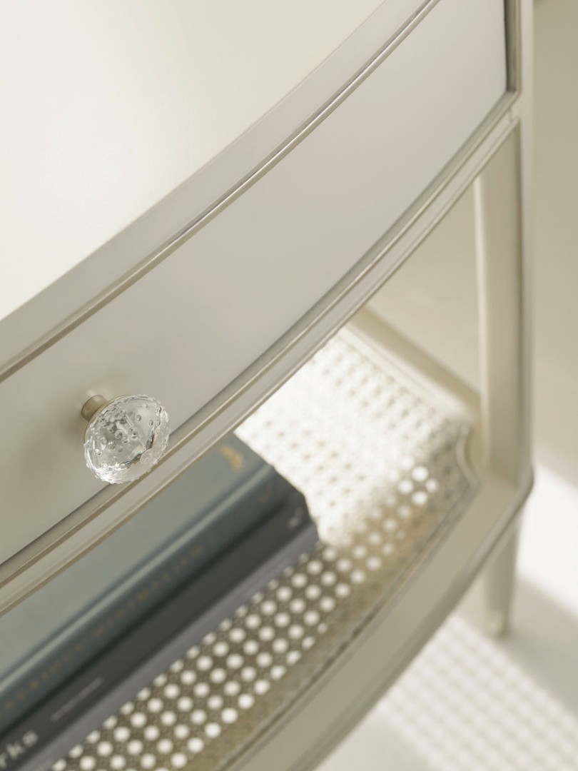 Caracole Can't Do Without You Bedside Cabinet в интерьере