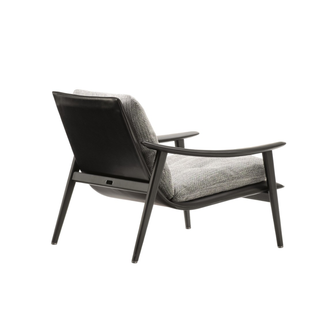 Minotti Fynn Saddle Hide Armchair в интерьере