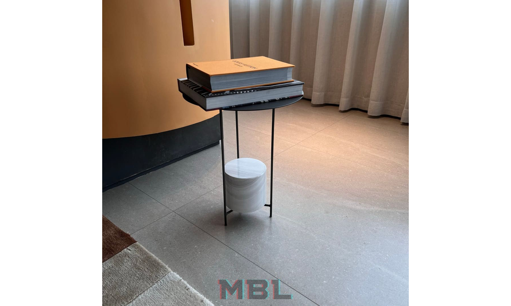 Corner table