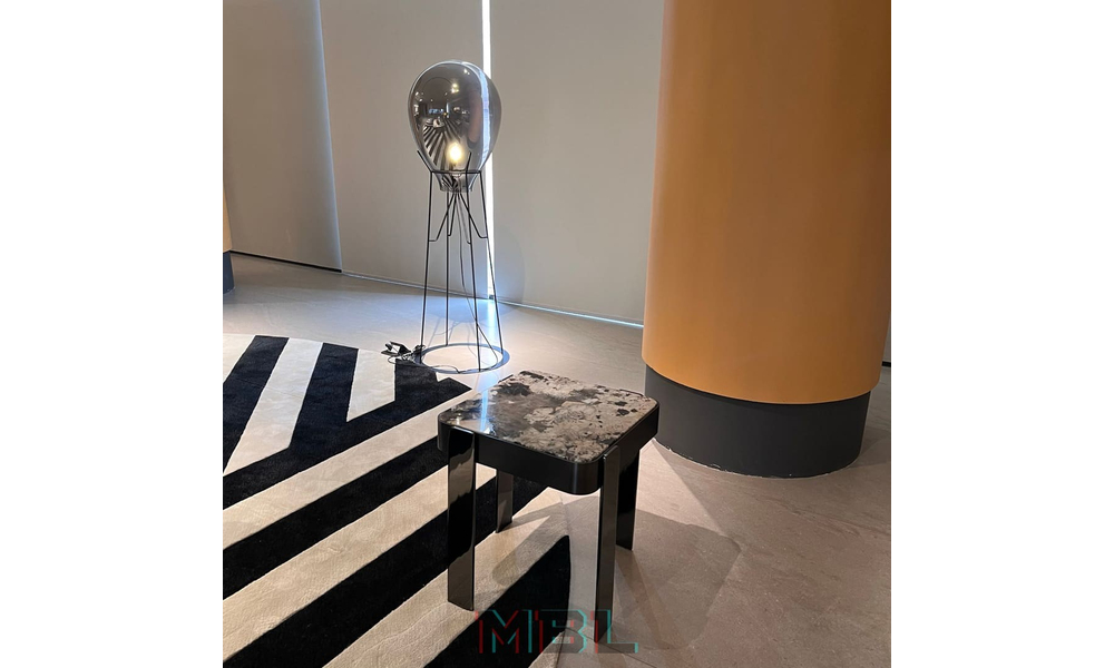 Corner table