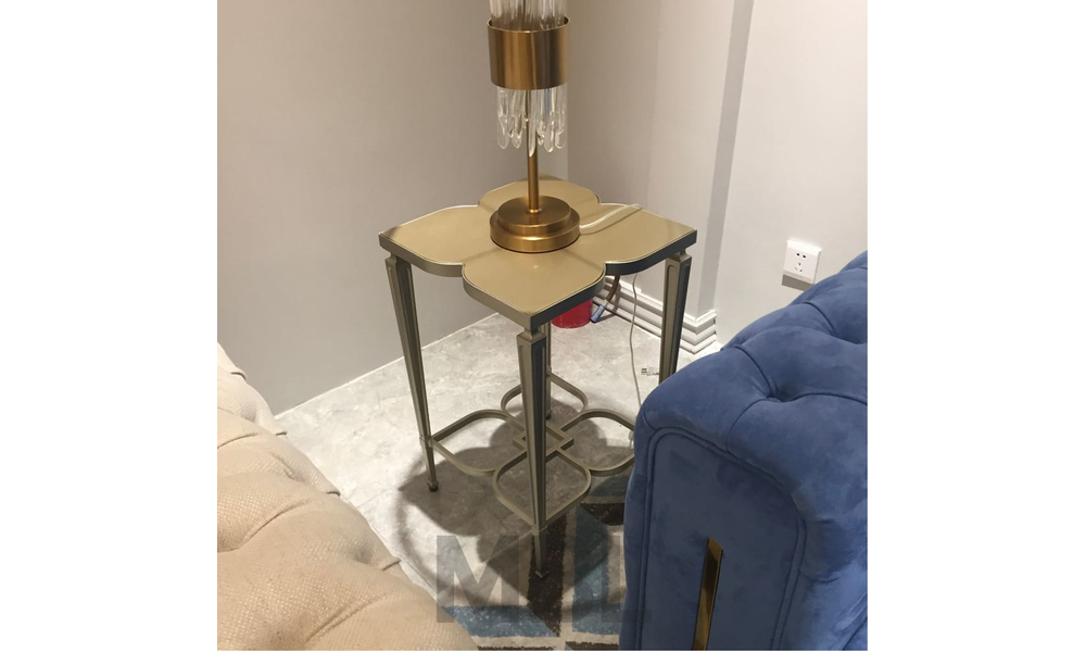 Corner table