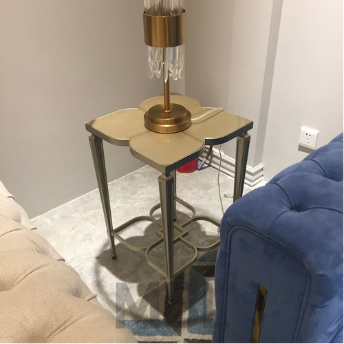 Corner table