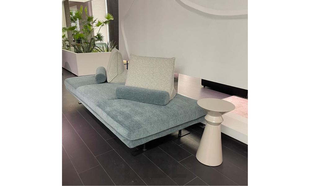 Corner table