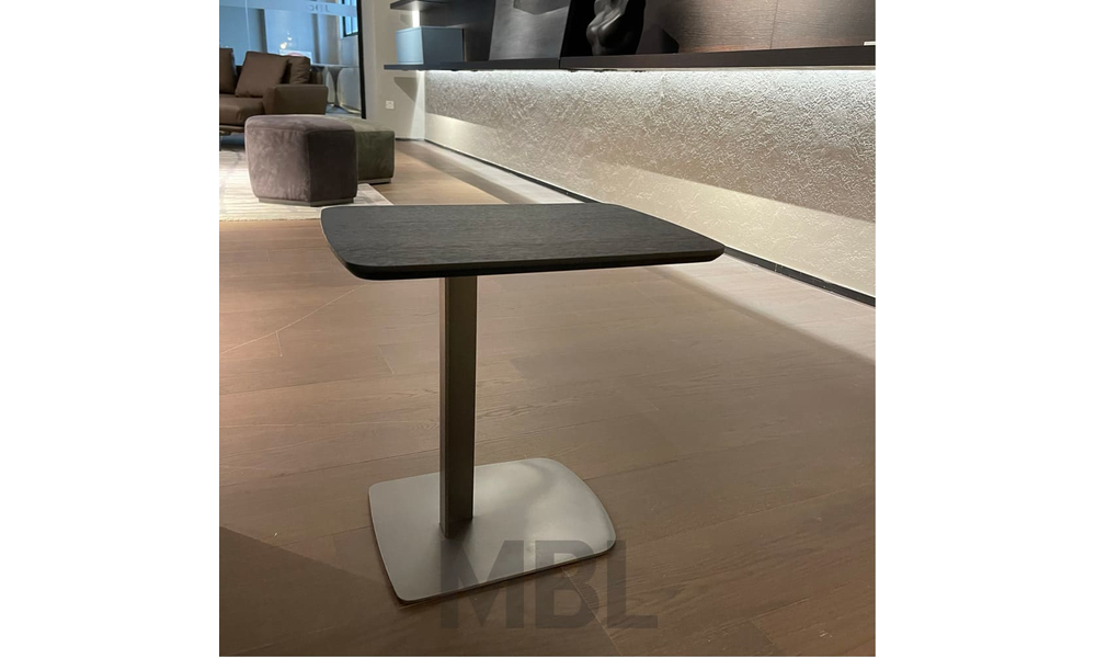 Corner table