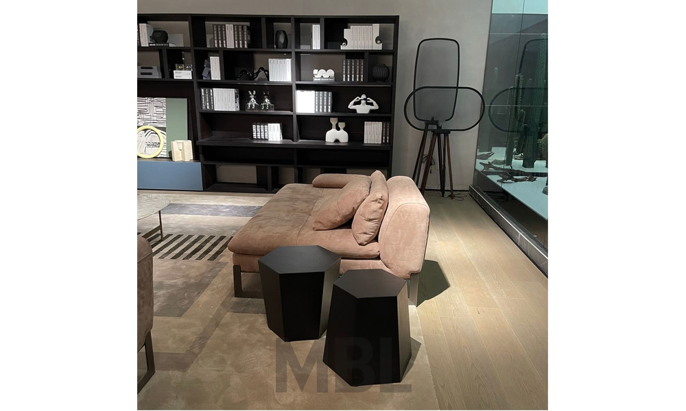 Corner table