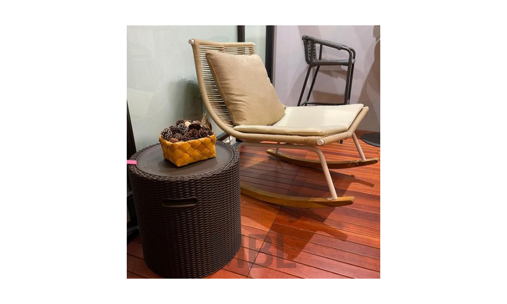 Outdoor corner table
