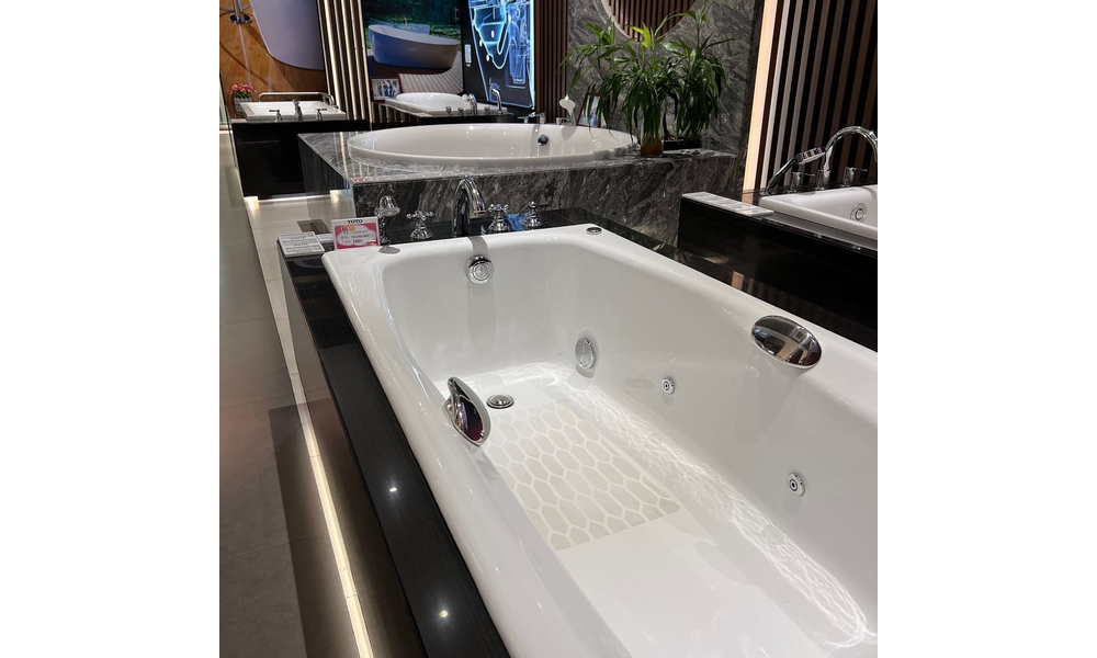 TOTO Bathtub 1700