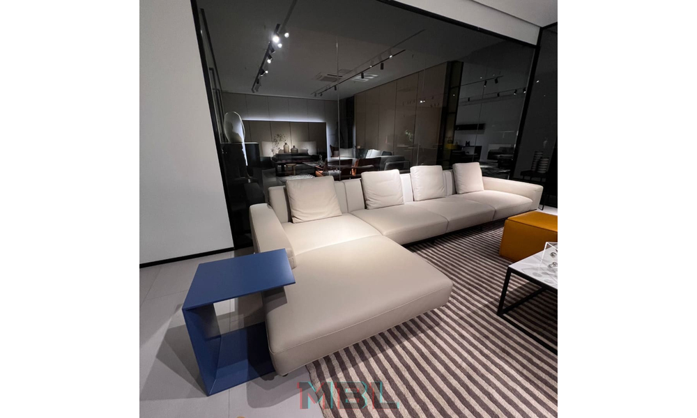 Corner table
