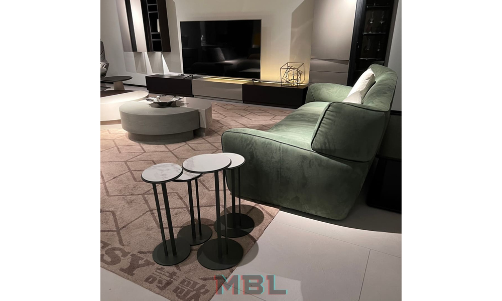 Corner table