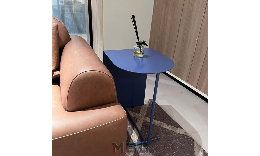 Corner table