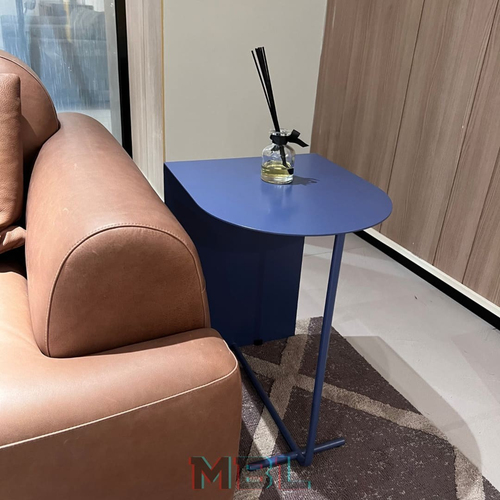 Corner table