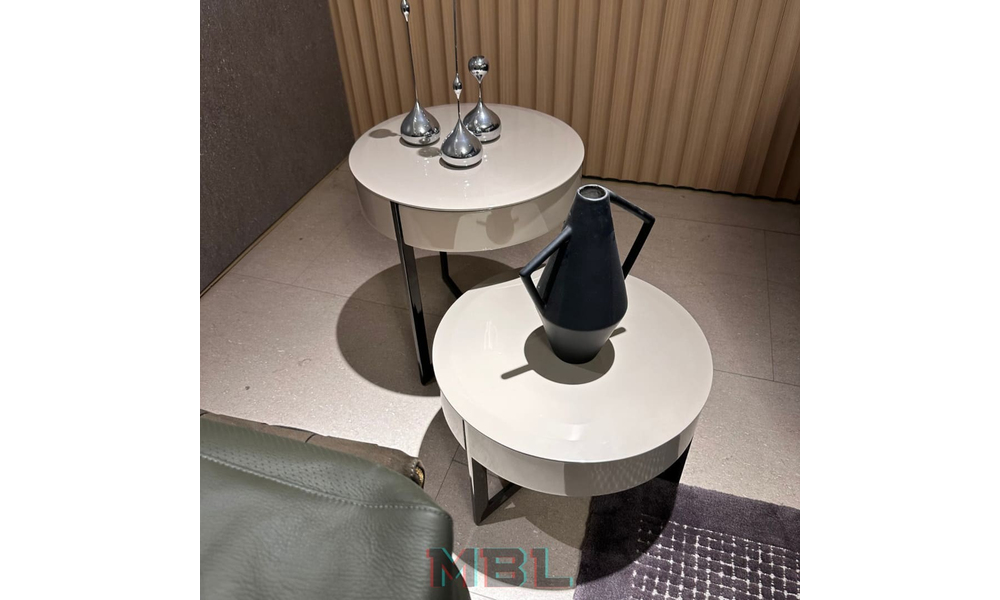 Corner table