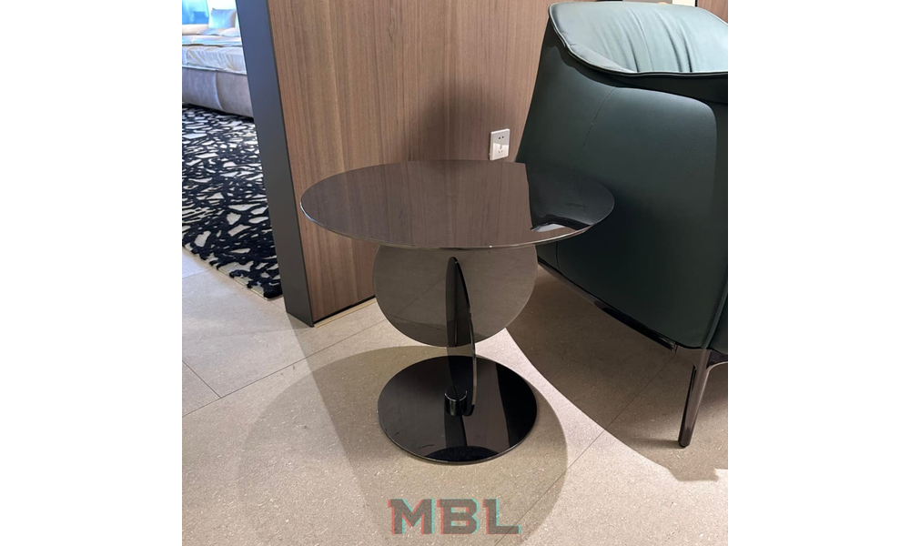 Corner table