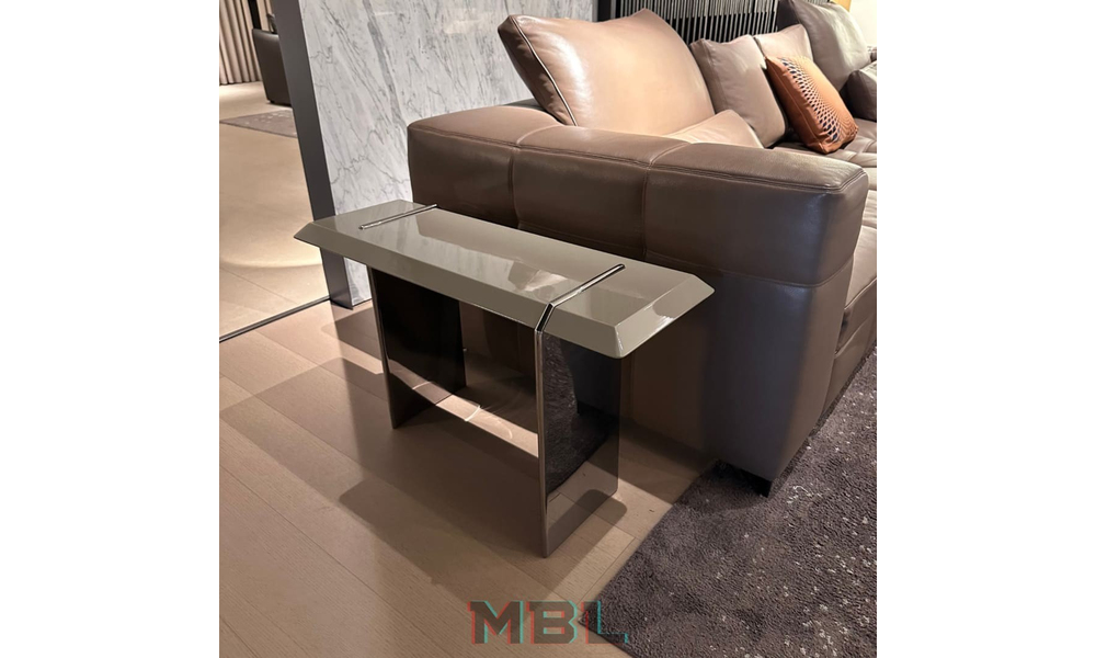 Corner table