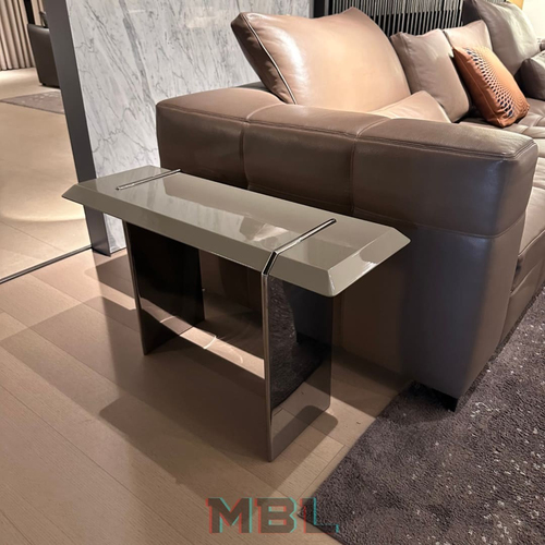 Corner table