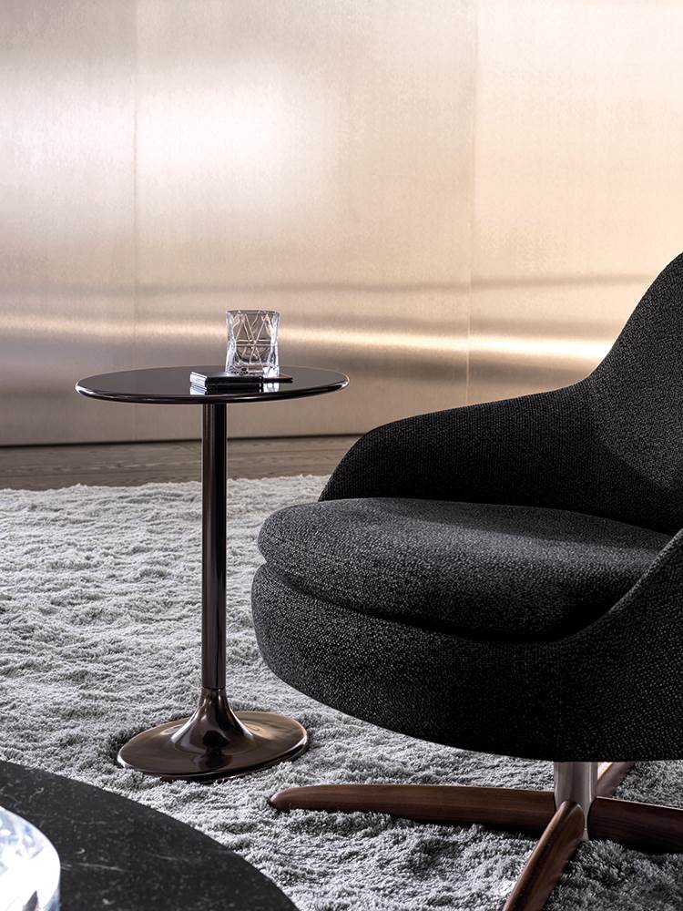 Corner table Minotti Taiko в интерьере