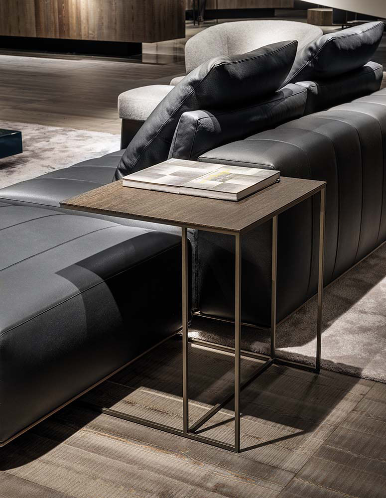 Corner table Minotti Leger Bronze в интерьере