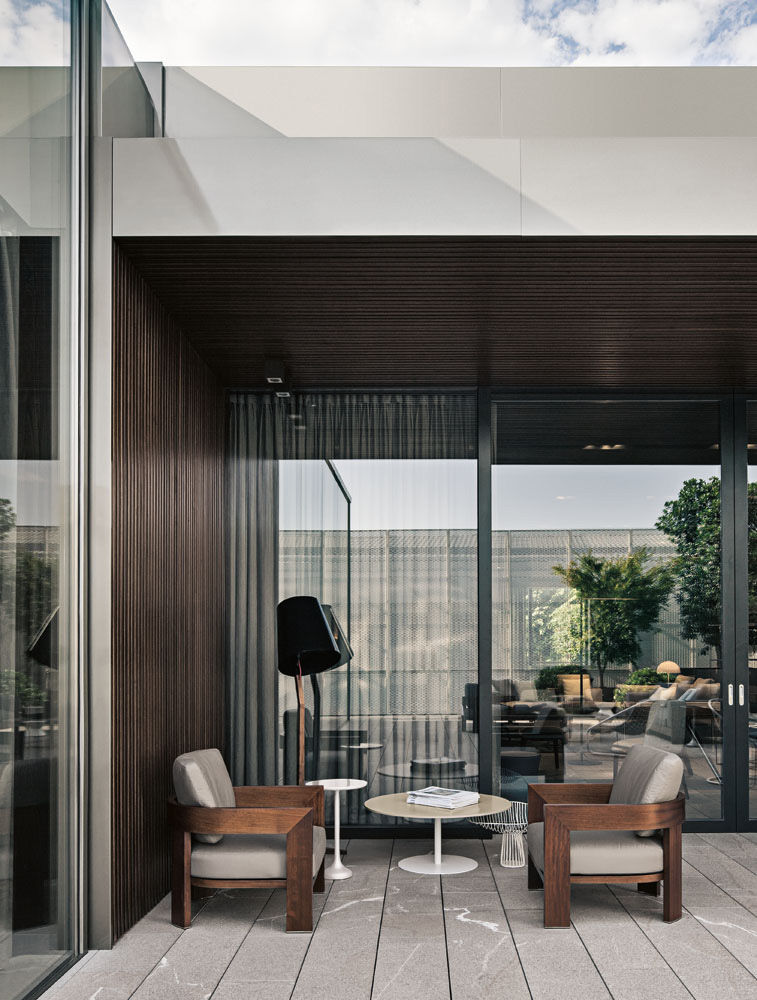 Outdoor armchair Minotti Warhol Iroko в интерьере