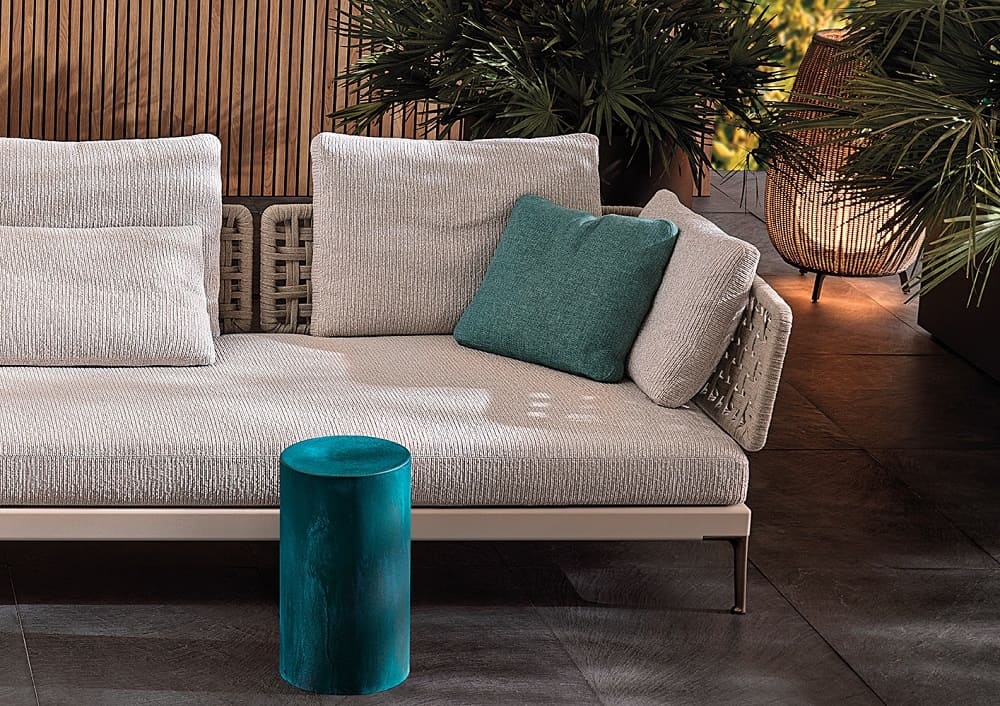 Уличный angular столик Minotti Pilotis в интерьере