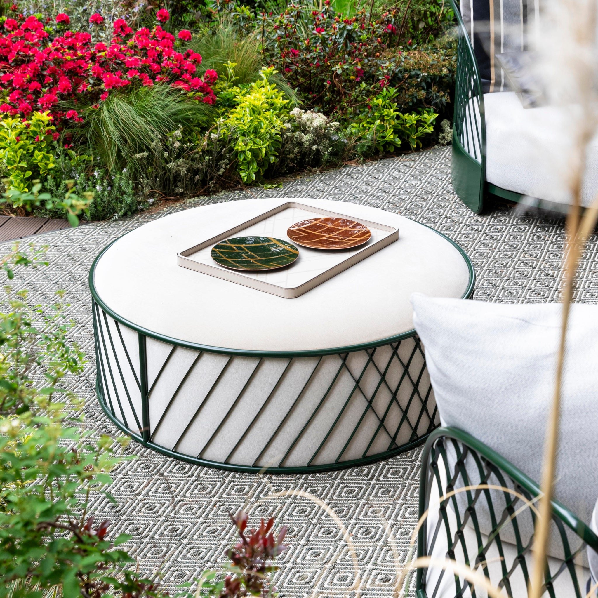 Outdoor pouf Bentley Solstice в интерьере